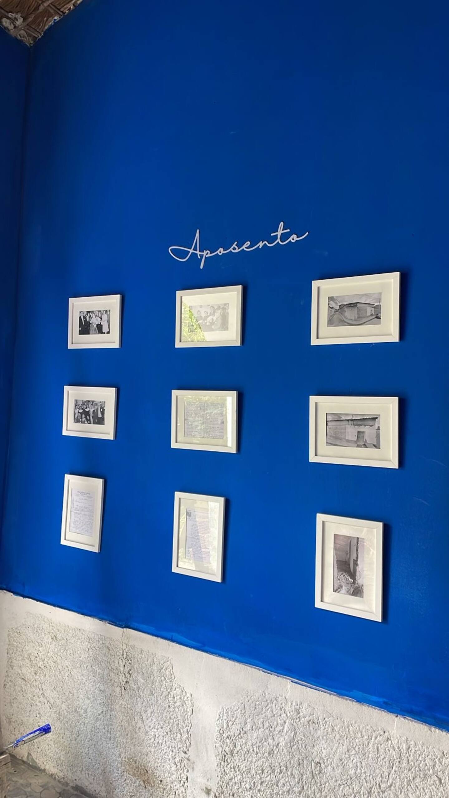 Blue accent wall with Aposento gallery