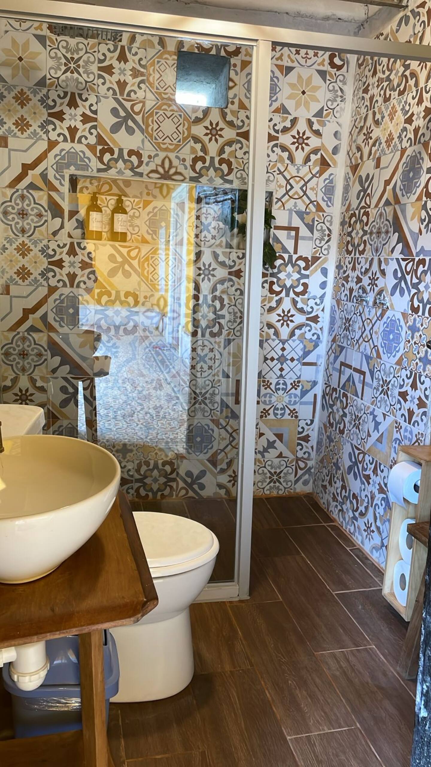 Modern bathroom with decorative colonial tiles